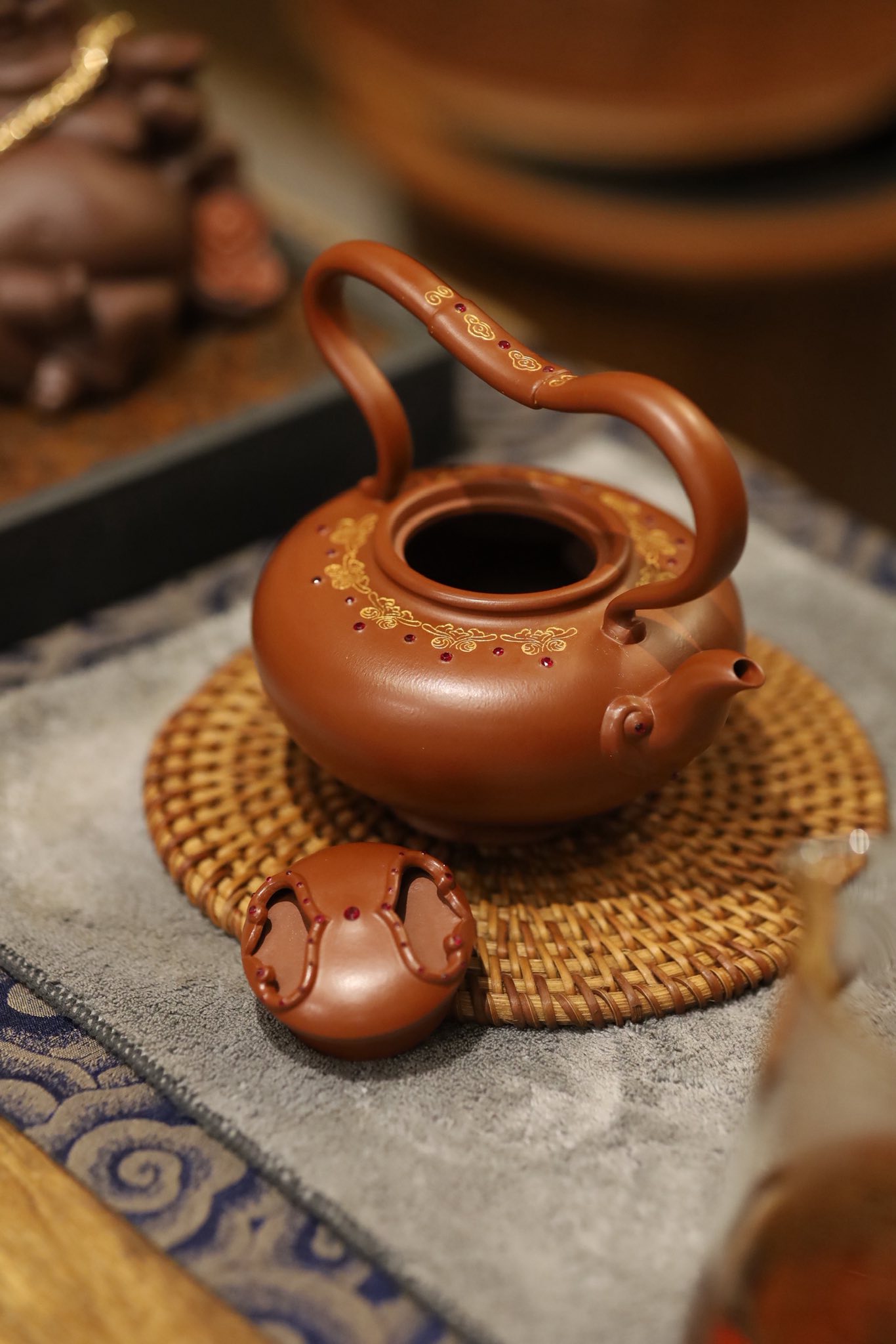 Ấm Tử Sa · chu sa nguyên khoáng + cẩn đá quý+vẽ vàng 4