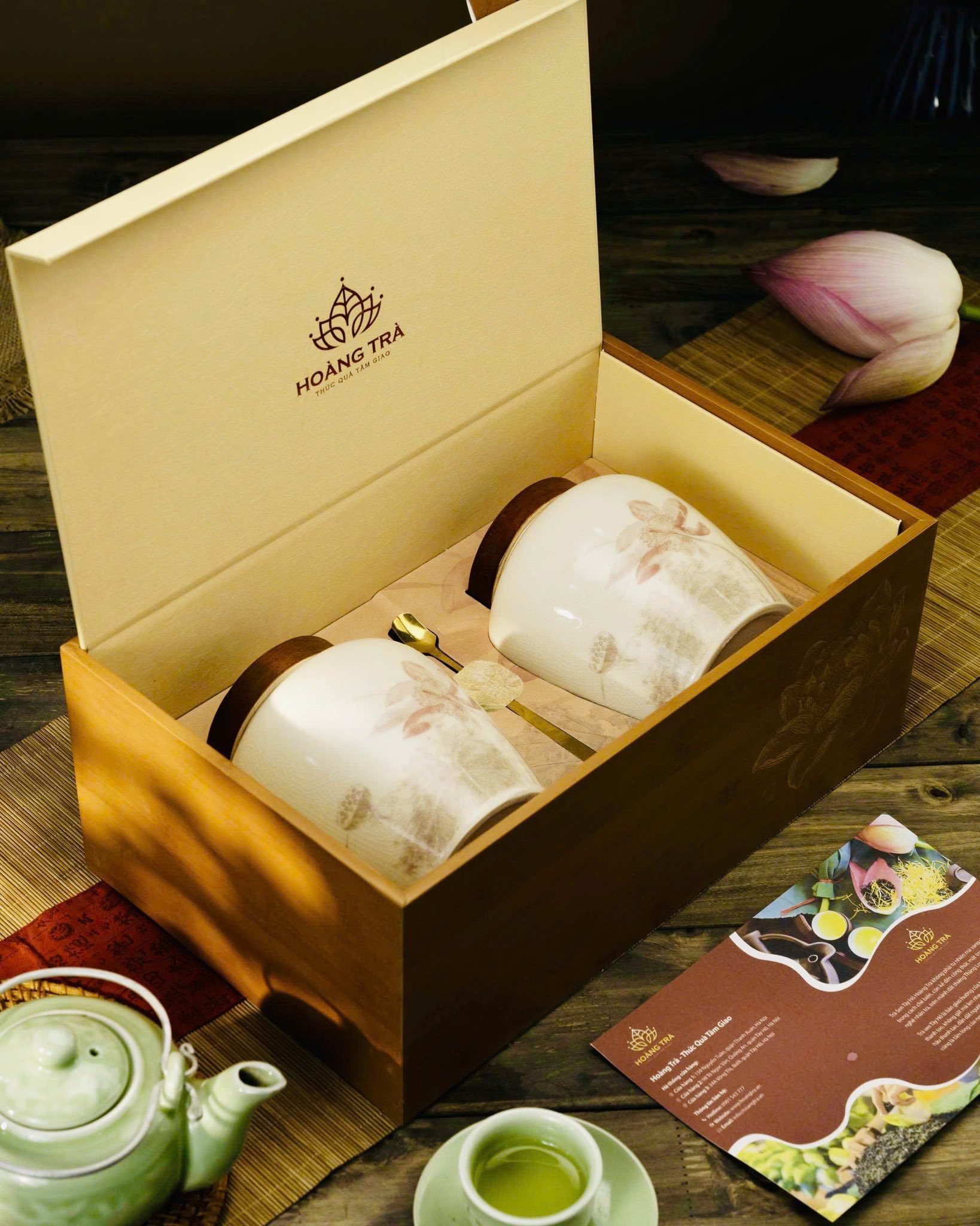 Ấm nước sôi vừa, chén nhỏ xinh,