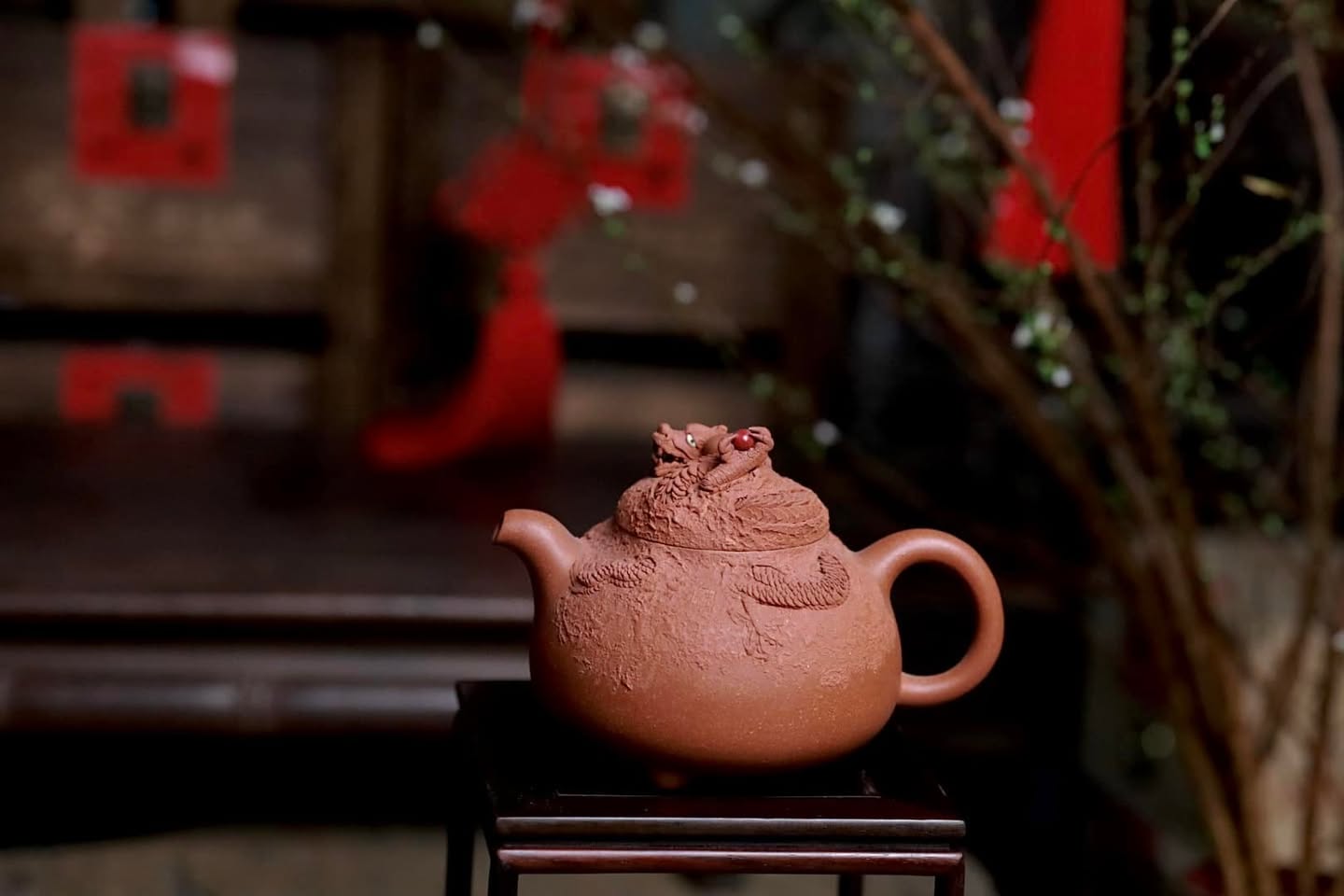 Ấm Cung Xuân Long Ẩn Hồ · Chu sa